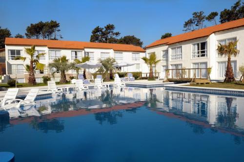 Punta del Este Arenas Hotel में या उसके करीब स्विमिंग पूल