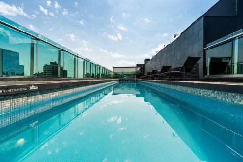 A piscina localizada em Hotel Laghetto Moinhos ou nos arredores