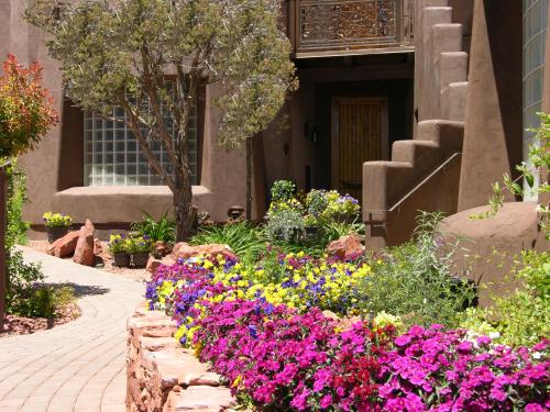 een bloementuin voor een gebouw bij Adobe Grand Villas in Sedona