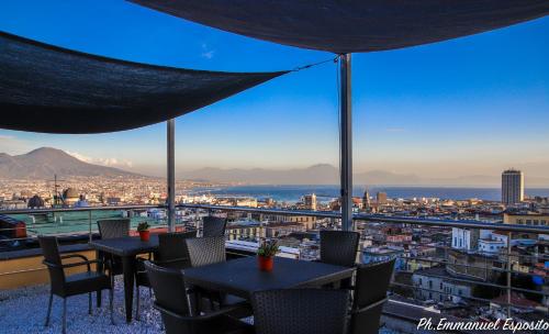 - une vue sur la ville depuis un restaurant doté de tables et de chaises dans l'établissement B&B Nel Regno di Napoli, à Naples