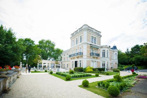 Garden sa labas ng Chateau du Clos de la Ribaudiere - Teritoria