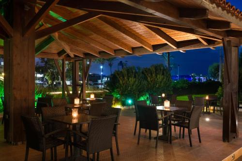 Un restaurante u otro lugar para comer en Matoula Beach