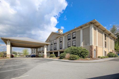 un grande edificio con un parcheggio di fronte di Quality Inn & Suites Boone - University Area a Boone