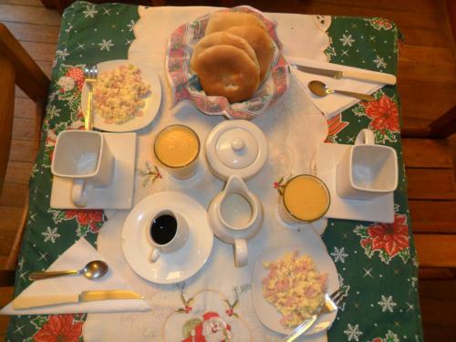 una mesa con un mantel con comida. en Chaquill Chak'a, en Cusco