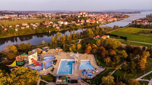 eine Luftansicht eines Resorts mit einem Wasserpark in der Unterkunft Apartments Andrej in Ptuj