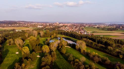 einen Luftblick auf einen Golfplatz mit einem Fluss in der Unterkunft Apartments Andrej in Ptuj