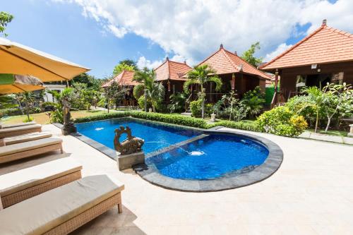 una piscina en el patio trasero de una casa en Dream Beach Cottages, en Nusa Lembongan