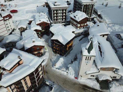 uma vista aérea de uma cidade coberta de neve em Hotel Meynet em Breuil-Cervinia