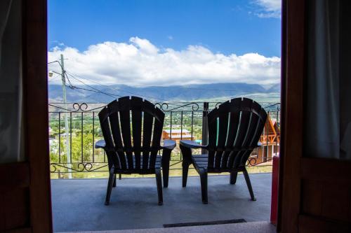 2 chaises et une table sur un balcon dans l'établissement Apart del Valle, à Tafí del Valle