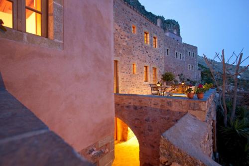 Elle offre une vue sur un bâtiment en pierre doté d'une terrasse. dans l'établissement Likinia Hotel, à Monemvasia