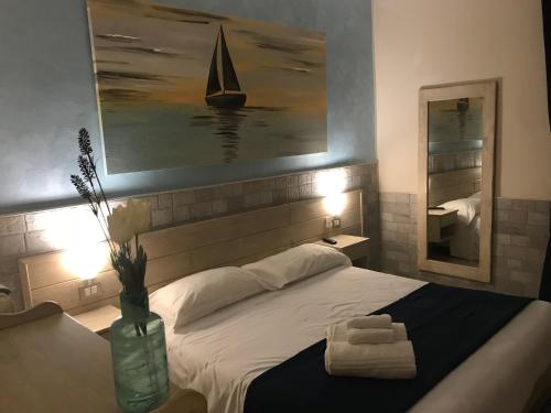 um quarto com uma cama com duas toalhas em Fiumicino Airport B&B Deluxe em Fiumicino