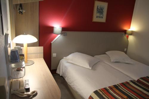 سرير أو أسرّة في غرفة في Doubs Hotel - Besançon Ecole Valentin