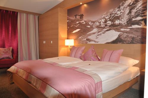 A bed or beds in a room at Hotel Goldener Adler Wattens