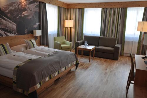 A bed or beds in a room at Hotel Goldener Adler Wattens