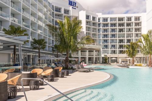 une image de la piscine de l'hôtel du village hilton waikoloa dans l'établissement Crystalbrook Riley, à Cairns