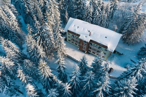 widok z powietrza na budynek pokryty śniegiem w obiekcie Hotel Jasná w Demianowskiej Dolinie