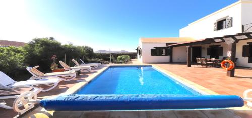 The swimming pool at or close to Villa Flora