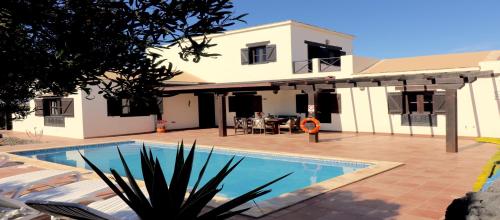 The swimming pool at or close to Villa Flora