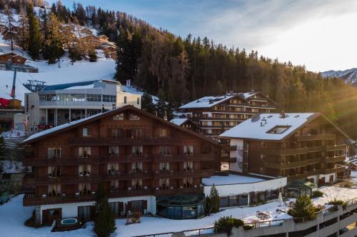 Luftblick auf ein Skigebiet in den Bergen in der Unterkunft Hôtel Chalet Royal in Veysonnaz