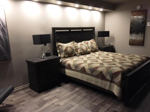 um quarto com uma cama com duas mesas de cabeceira e dois candeeiros em Travelodge by Wyndham Drummondville em Drummondville