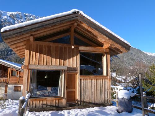 een blokhut met een groot raam in de sneeuw bij La Cubelette in Chamonix-Mont-Blanc