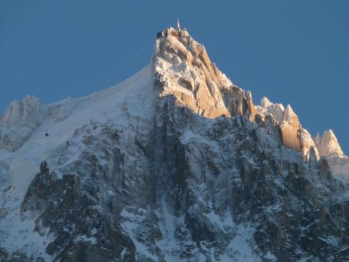 een hoge berg met sneeuw erop bij La Cubelette in Chamonix-Mont-Blanc