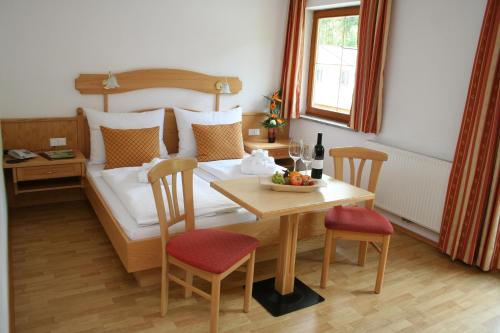 Hotel Alpenrose Mühlbach am Hochkönig房間的床