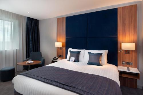 Giường trong phòng chung tại Crowne Plaza London Heathrow T4, an IHG Hotel