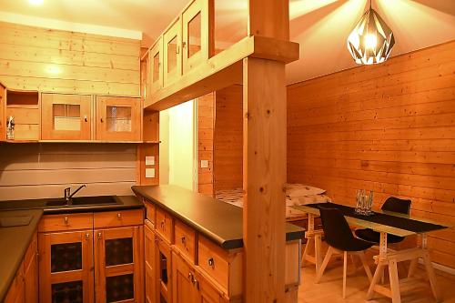 F1 entier Cosy style CHALET Montgeron, Proche Paris में रसोई है