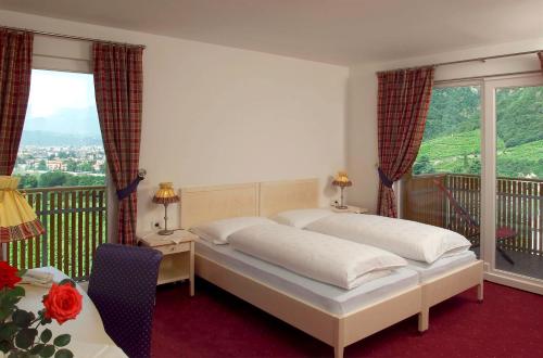 - une chambre avec un lit et un balcon dans l'établissement Hotel Hanny, à Bolzano