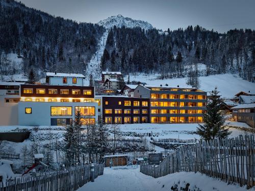 um hotel nas montanhas na neve em Aktiv-Hotel Sarotla em Brand