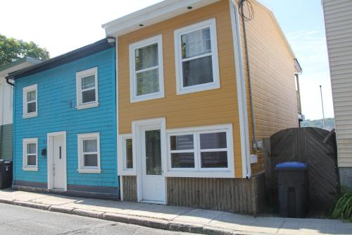 ein farbenfrohes Haus an der Seite einer Straße in der Unterkunft Bonheur partagé in Lévis