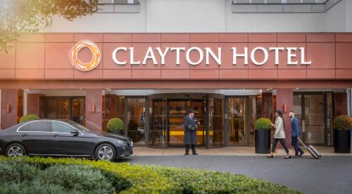 um grupo de pessoas a caminhar fora de um hotel carleton em Clayton Hotel Burlington Road em Dublin