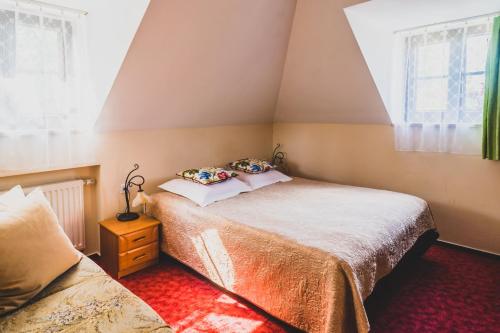 um quarto com 2 camas num sótão em Hotel Wenus em Kazimierz Dolny