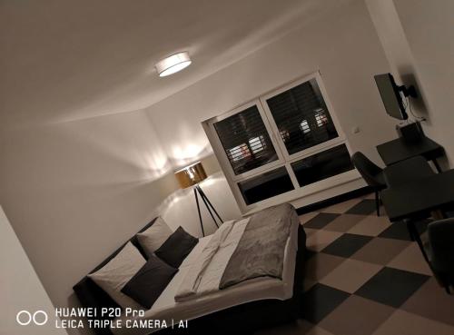 - une chambre avec un lit et un sol en damier dans l'établissement Giessener Bett, à Giessen