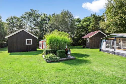 Un jardín fuera de Omme Å Camping & Cottages