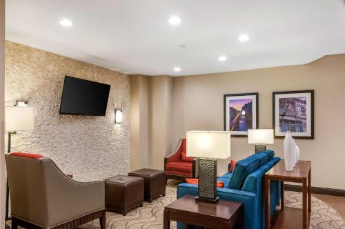 Χώρος καθιστικού στο Comfort Inn & Suites At Copeland Tower