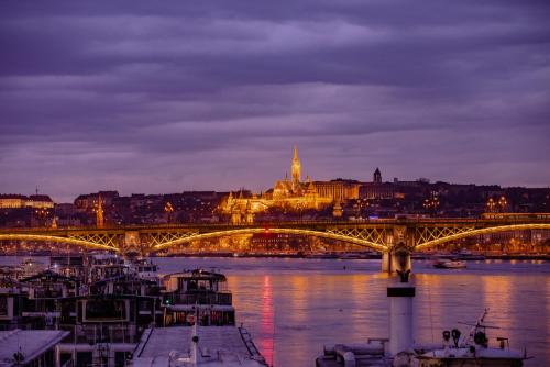 Uma vista geral de Budapeste ou a vista da cidade a partir do barco