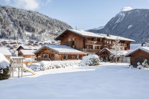 eine Ski-Lodge mit Schnee auf dem Boden in der Unterkunft Hotel Les Bruyères in Morzine