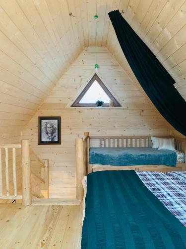 una camera da letto in una cabina di legno con 2 letti a castello di Dadejówka Zakopane a Zakopane