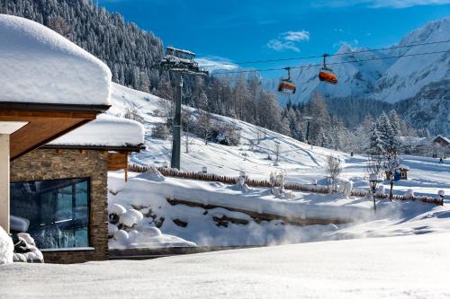 een met sneeuw bedekte skipiste met een skilift bij Hotel Spielmann in Ehrwald