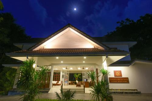 een thuis in de nacht met de maan in de lucht bij Paradise Beach Resort, Koh Samui - SHA Extra Plus in Mae Nam