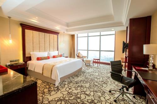 เตียงในห้องที่ Soluxe Hotel Guangzhou