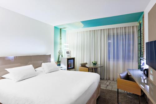 Ліжко або ліжка в номері Mercure Paris Vaugirard Porte De Versailles