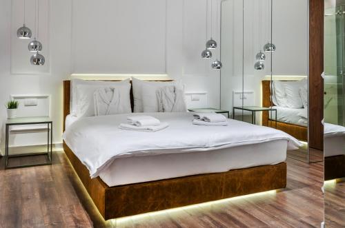 um quarto com uma cama com duas toalhas em Room 25 Belgrade em Belgrado