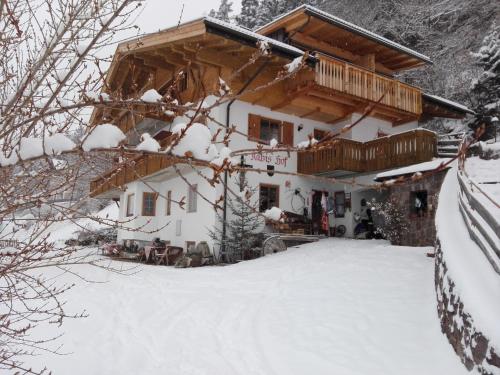 Una casa en la nieve con balcón en Agriturismo Kabishof, en Funes