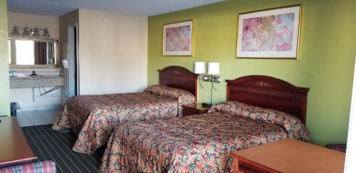 Cama ou camas em um quarto em Newport News Inn