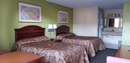 Cama ou camas em um quarto em Newport News Inn