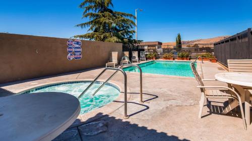 Piscina a SureStay Hotel by Best Western Tehachapi o a prop