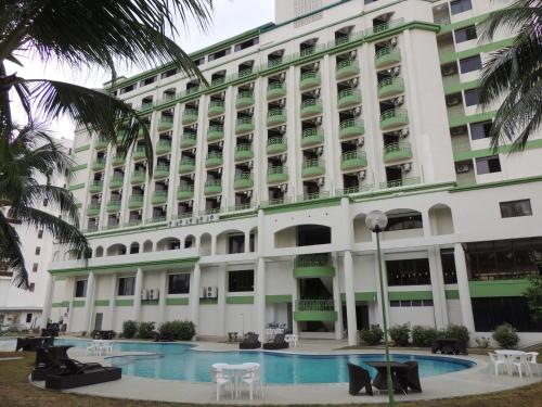 - un grand bâtiment avec une piscine en face dans l'établissement De Greenish Village Langkawi, à Kuah